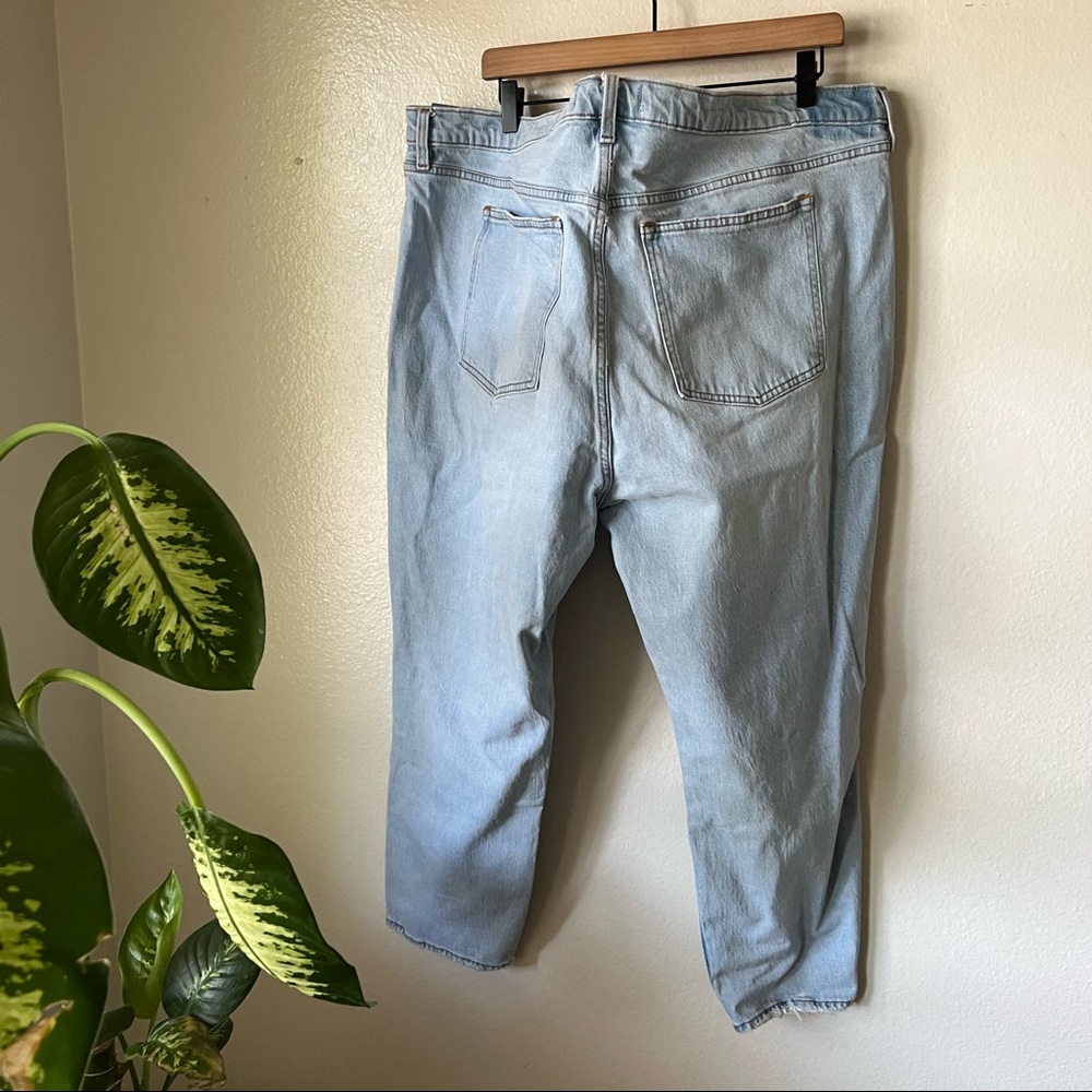 Abercrombie | High Rise Ripped Mom Jeans - Picture 4 of 8